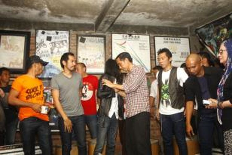 Bakal calon presiden Joko Widodo (tengah), berpamitan dengan personil grup band Slank Kaka (kiri), Ridho Hafiedz (kedua dari kiri), Abdee Negara (ketiga dari kiri), Bimbim (ketiga dari kanan), dan Ivanka (kedua dari kanan) serta manager Slank, Bunda Iffet di markas Slank, Gang Potlot III, Kalibata, Jakarta Selatan, Selasa (27/5/2014).  Dalam pertemuan ini Slank memberi masukan nama-nama yang layak duduk di pemerintahan Joko Widodo jika terpilih sebagai presiden.