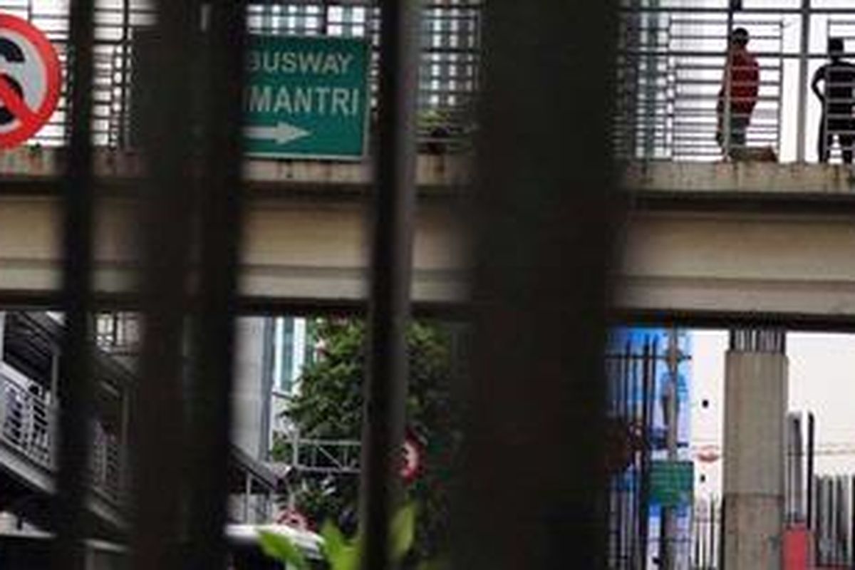 Calon tiang monorel yang terbengkalai di Jalan HR Rasuna Said, Kuningan, Jakarta, Selasa (30/10/2012). Masyarakat menunggu tindak lanjut Gubernur DKI Jakarta Joko Widodo atas proyek Monorel atau mass rapid transportation (MRT) yang dapat mengatasi kemacetan Jakarta. 