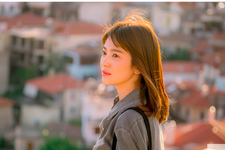 Artis peran Song Hye Kyo tampil dengan sederhana namun tetap menawan.