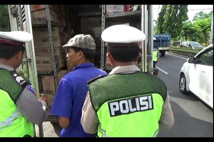 Polisi melakukan pemeriksaan kendaraan yang melewati jalur lintas Provinsi di Bali