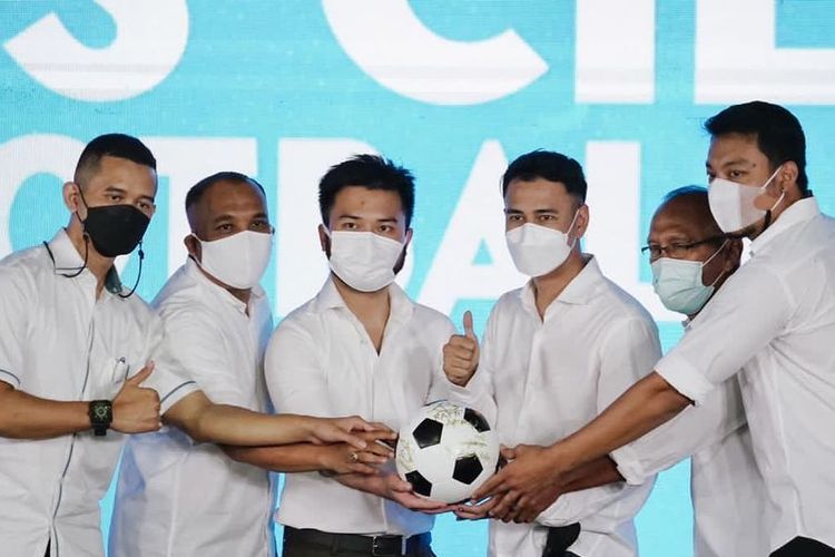 Roofi Ardian bersama Raffi Ahmad dan jajaran lainnya meresmikan RANS Cilegon FC.