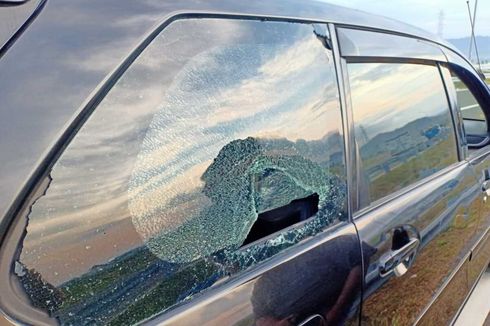 Tersinggung Diklakson, Pemotor Rusak Mobil di Bandara YIA