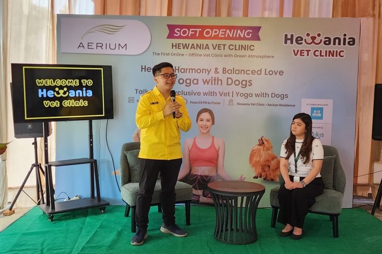 Founder & CEO Hewania Richard Nathaniel Chandra (kiri) dan Sales and Promotion Department Head Aerium Residence Melani Winarti (kanan). 
