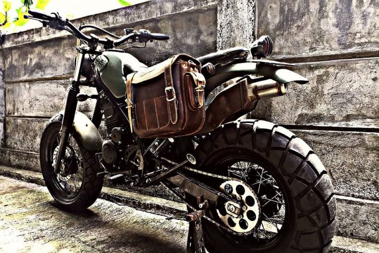 Ubahan Kawasaki KLX 150 bergaya tracker garapan bengkel Doglit Motor Custom, Denpasar.