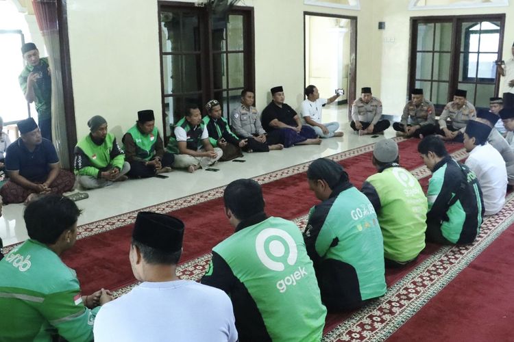 Driver ojol di Bangkalan saat melakukan tahlil bersama di Polres Bangkalan, Jumat (29/8/2025). 