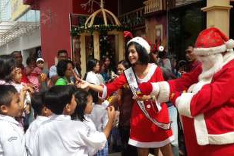 Sinterklas saat membagikan cokelat untuk anak SD dan TK usai sarapan bersama di Malang Town Square, Kota Malang, Kamis (15/12/2016)