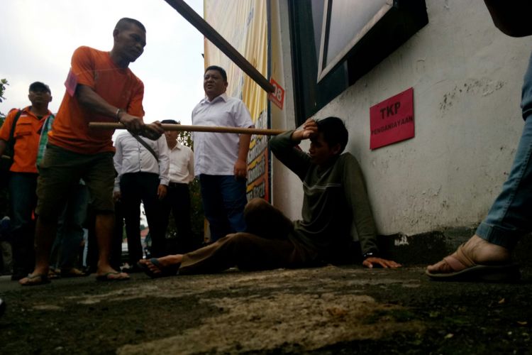 Asep Maftuh (45) tampak tengah melakukan pemukulan terhadap korban yang sudah terjatuh. Rekontruksi kasus penganiayaan hingga menyebabkan kematian ustaz H.R Prawoto ini digelar di Mapolrestabes Bandung, Jalan Jawa, Senin (19/3/2018). 