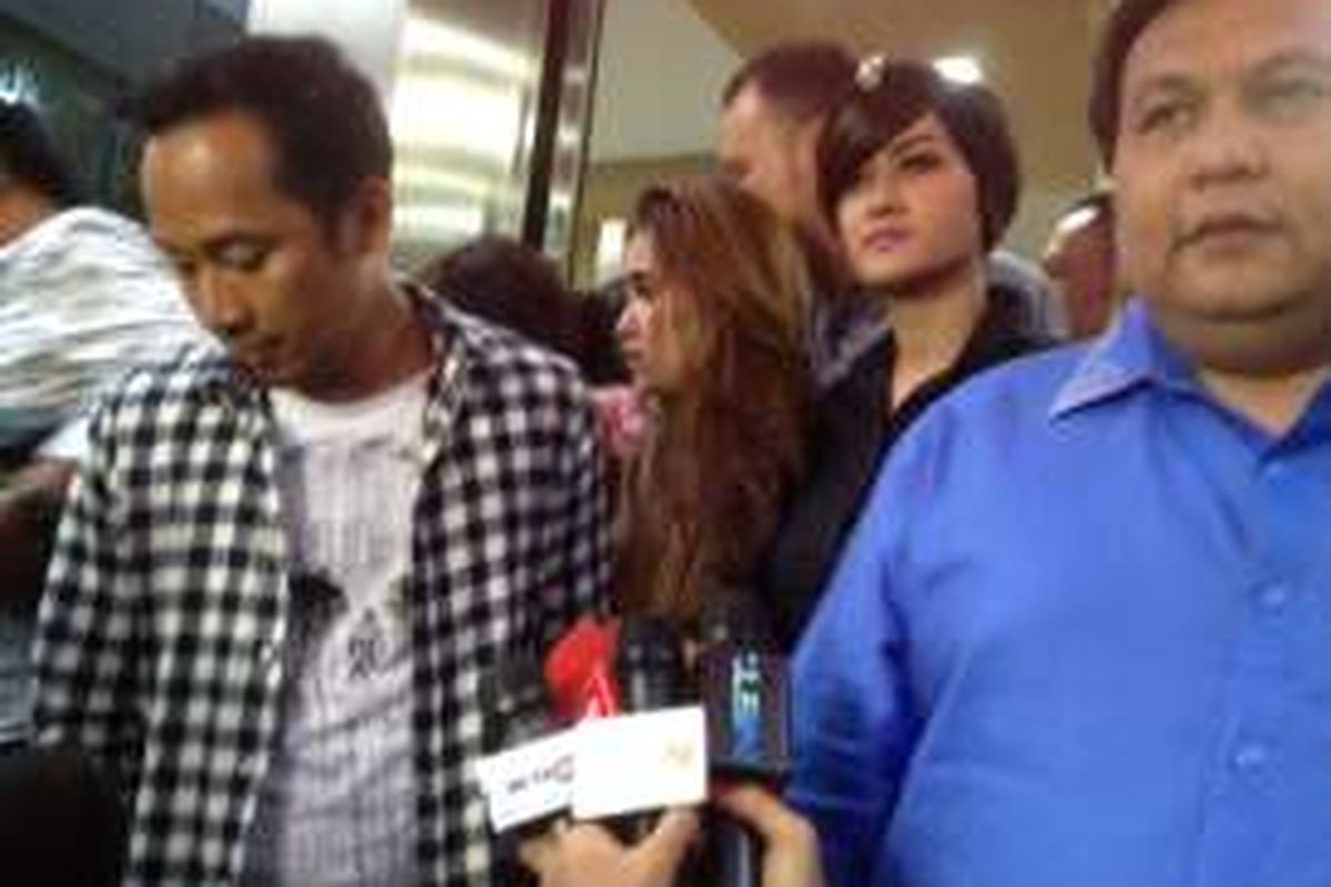 Denny Cagur, Ayu Ting Ting dan Julia Perez usai menjalani rangkaian pemeriksaan di Direktorat Reserse Kriminal Umum, Polda Metro Jaya, Jakarta Pusat, Senin (21/3/2016). 