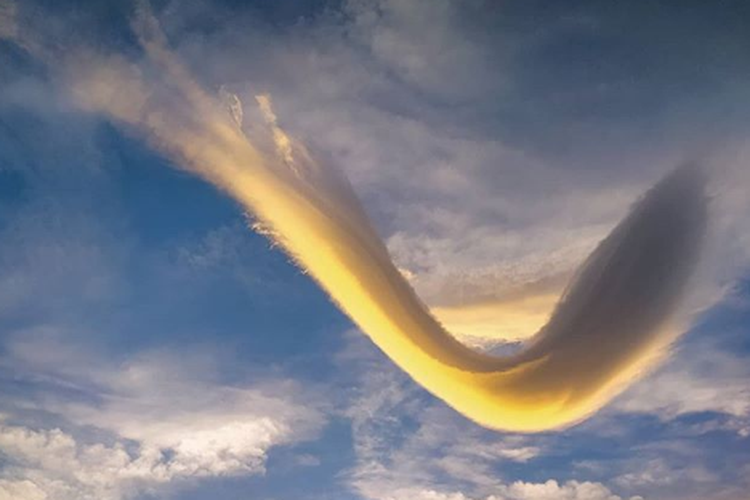 Awan berbentuk unik di langit Wonosobo