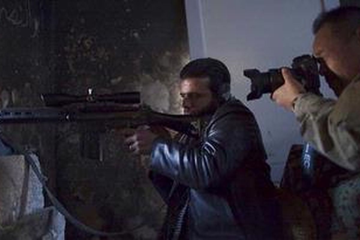 Toshifumi Fujimoto mengambil gambar seorang pejuang pemberontak Suriah di Aleppo, Suriah. Fujimoto bukanlah seorang jurnalis, namun menyebut dirinya sebagai turis. 