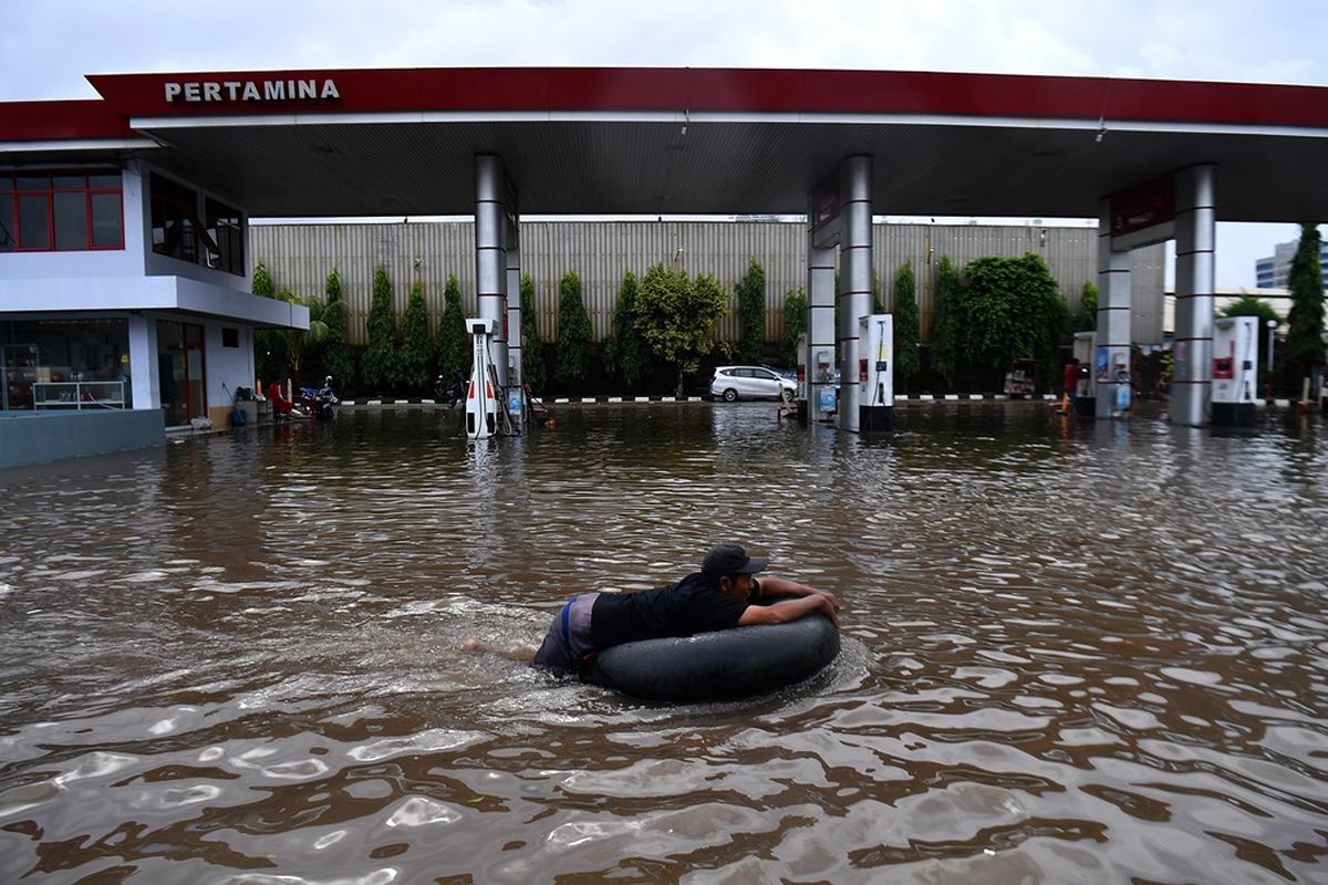 Warga melintasi banjir yang menggenangi kawasan Jalan Danau Sunter Selatan, Sunter Jaya, Jakarta Utara, Minggu (23/2/2020). Hujan deras sejak Minggu 23 Februari dini hari membuat sejumlah daerah di Ibu Kota tergenang banjir. 