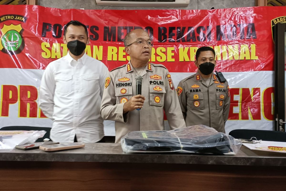 Kapolres Metro Bekasi Kota Kombes Pol Hengki saat menggelar rilis kasus penganiayaan yang dilakukan oleh RZM (23) di Mapolres Metro Bekasi Kota, Senin (4/7/2022). RZM diketahui menyamar sebagai polisi untuk kemudian mencoba melakukan pemerasan kepada dua orang warga di Jalan Cipete Raya, Babakan Pete, Kelurahan Mustikasari, Mustikajaya, Kota Bekasi. 