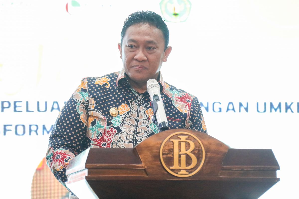 Wakil Gubernur (Wagub) Kalimantan Tengah (Kalteng) Edy Pratowo saat membuka secara resmi Seminar Nasional ISEI Cabang Palangka Raya 2023, di Aula Betang Hapakat Bank Indonesia (BI) Perwakilan Kalteng Jalan Diponegoro Nomor 11, Palangka Raya, Kamis (14/12/2023).