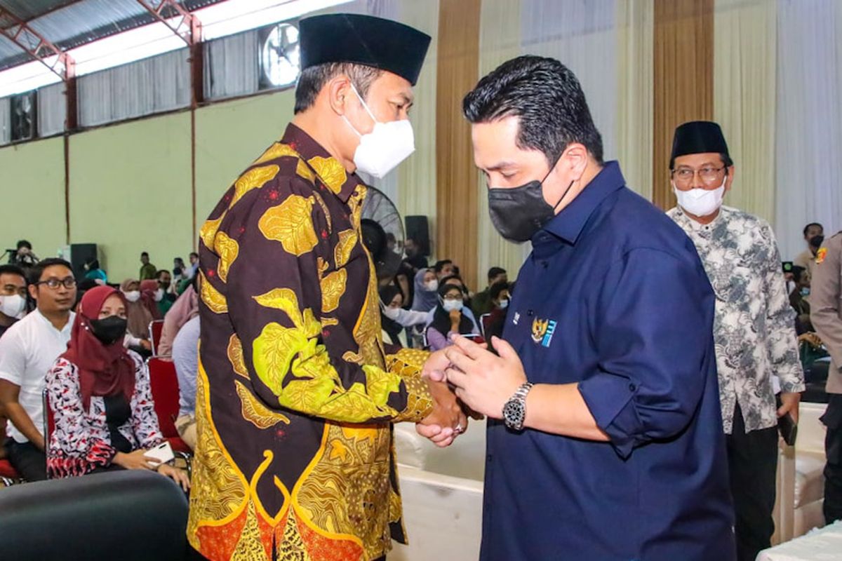 Menteri BUMN Erick Thohir (kanan) bertemu Bupati Lamongan Yuhronur Efendi (kiri), dalam agenda kuliah umum di Universitas Darul Ulum (Unisda) Lamongan, Sabtu (9/4/2022).