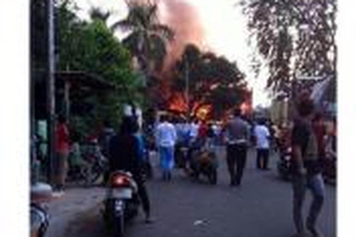 Kebakaran melanda rumah seorang warga di Jalan Cempaka Putih Timur No. 12 RT 02 RW 05, Jakarta Pusat, Jumat (30/5/2014). 