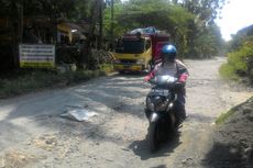 Tiap Hari 100 Truk Tambang Lintasi Desa Ini, Jalan Rusak hingga 5 KM