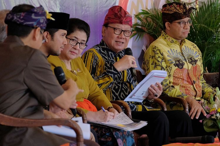 Menteri Dalam Negeri Tjahjo Kumolo (kedua kanan) bersama Menteri Kesehatan Nila F Moeloek (ketiga kiri), Gubernur DKI Jakarta Anies Baswedan (kanan), dan Wakil Gubernur Jawa Timur Emil Dardak (kedua kiri) berdialog dengan peserta dalam acara peringatan hari malaria sedunia di Desa Budaya Kertalangu, Denpasar, Senin (13/5/2019). Kegiatan tersebut membahas target eliminasi malaria di Indonesia tahun 2030 yang dibagi menjadi lima kawasan, dimana Jawa dan Bali merupakan kawasan verifikasi eleminasi pertama yang ditargetkan oleh WHO pada tahun 2023. ANTARA FOTO/Nyoman Hendra Wibowo/nym/aww.