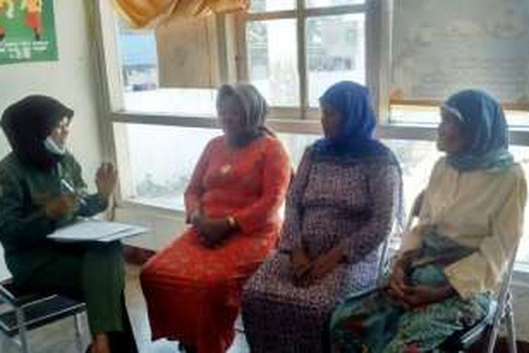 Bidan Fifi saat memberikan penyuluhan kehamilan kepada warga di Pustu Komodo, Kabupaten Manggarai Barat, NTT.