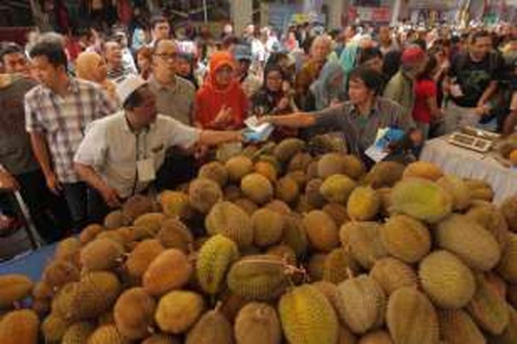 ILUSTRASI - Ratusan pengunjung memadati acara Durian Fair 2016 di Blok M Square, Jakarta, Sabtu (27/2/2016). Pengunjung bisa menemukan sekitar 20 jenis durian unggul dari berbagai daerah di Jawa Tengah dan Jawa Barat. Acara berlangsung hingga 6 Maret 2016.