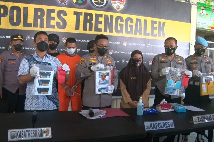 Polisi Trenggalek Jawa Timur, menunjukkan barang bukti telepon genggam dari seorang penadah, Jumat (16/09/2022).