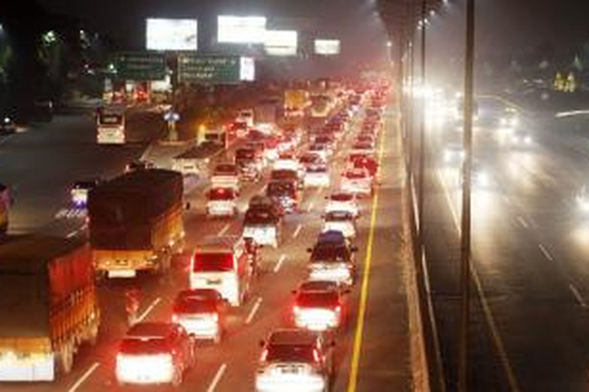 Pemudik yang didominasi kendaraan pribadi mulai meninggalkan Jakarta di sekitar pintu keluar tol Jatibening, Bekasi, Jawa Barat, Sabtu (3/8/2013) pukul 01.00 WIB. Puncak arus mudik diperkirakan akan terjadi mulai hari ini hingga 5 Agustus mendatang.