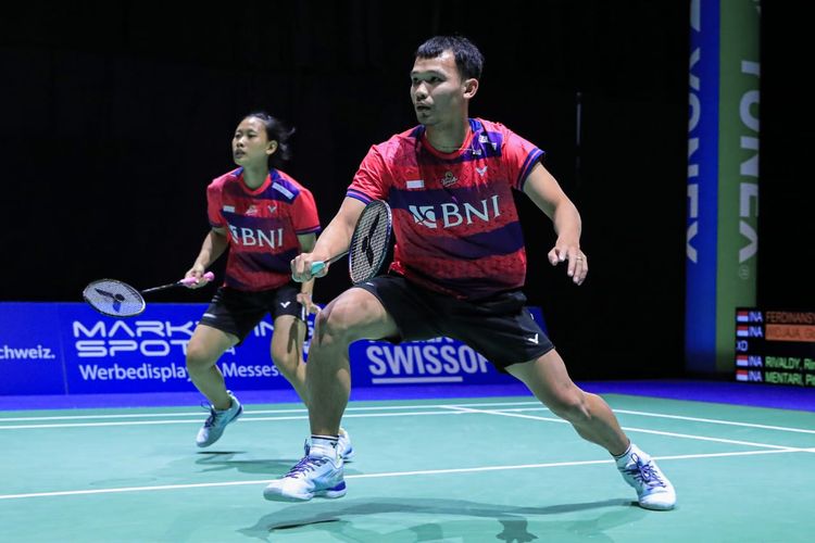 Ganda campuran Indonesia Rinov Rivaldy/Pitha Haningtyas Mentari saat berjuang pada perempat final Swiss Open 2023 melawan wakil Taiwan, Ye Hong Wei/Lee Chia Hsin, di Lapangan 2 St Jakobsjalle Basel, Jumat (24/3/2023) malam WIB. Terkini, Rinov/Pitha tampil pada partai pertama laga Indonesia vs Jerman di fase grup Piala Sudirman 2023, Selasa (16/5/2023).