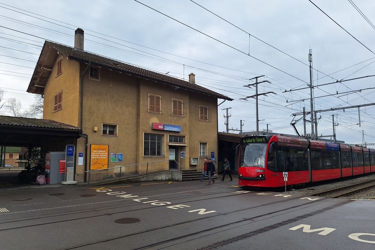 Stasiun Guemligen, desa di pinggiran Kota Bern, Swiss, Sabtu (10/2/2024). Jarak dari stasiun ini ke Tempat Pemungutan Suara (TPS) Mattenhofsaal tak sampai lima menit.