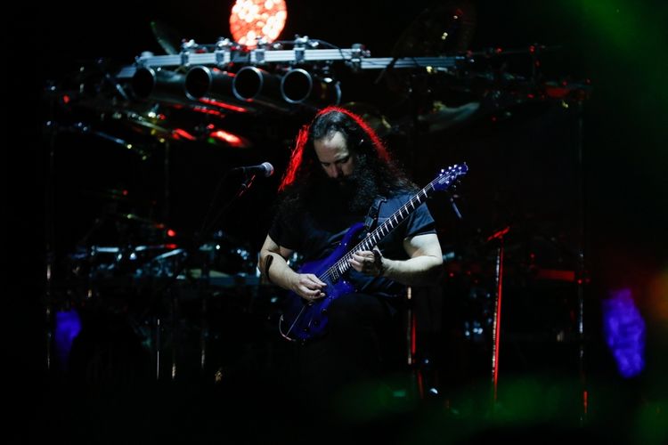 Personil band Dream Theater John Petrucci tampil di Festival Musik Rock JogjaRockarta di Stadion Kridosono, Yogyakarta, Jumat (29/9/2017). Jogjarockarta juga dimeriahkan band pembuka antara lain God Bless, Roxx, Power Metal, dan Death Vomit. KOMPAS IMAGES/KRISTIANTO PURNOMO
