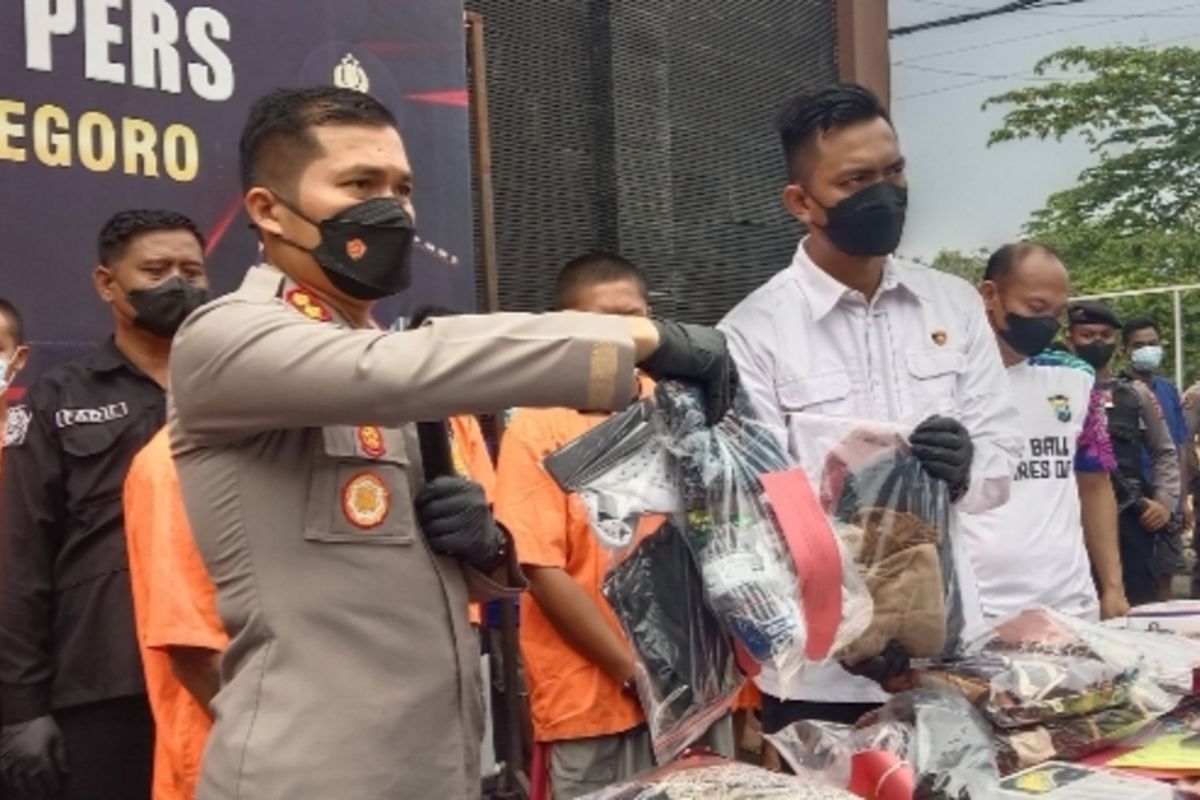 Kapolres Bojonegoro, AKBP Muhammad, saat ungkap kasus pencabulan anak di bawah umur di Mapolres Bojonegoro, Selasa (14/6/2022)