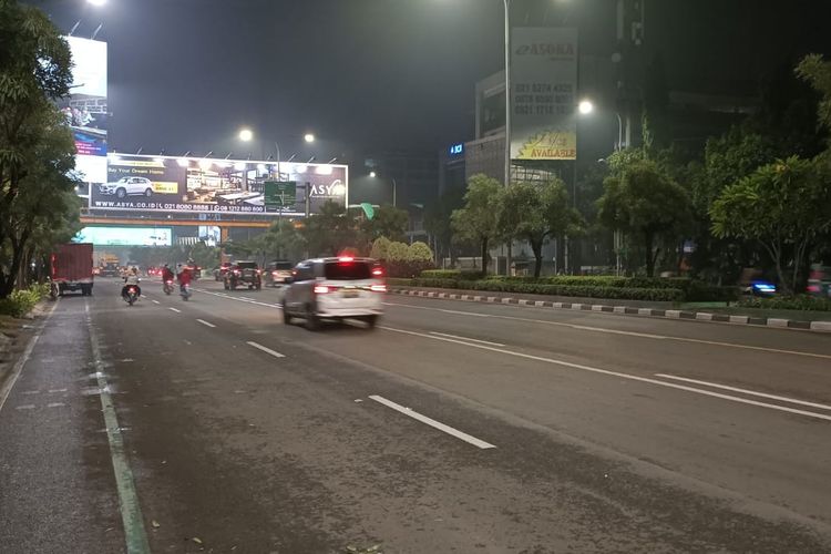 Kondisi arus lalu lintas di Jalan Ahmad Yani, Bekasi Selatan, Kota Bekasi pada Selasa (6/12/2022) pukul 22.16 WIB. Sebelumnya, kondisi jalan yang merupakan jantung Kota Bekasi itu sempat macet akibat adanya genangan air yang menghambat arus lalu lintas.