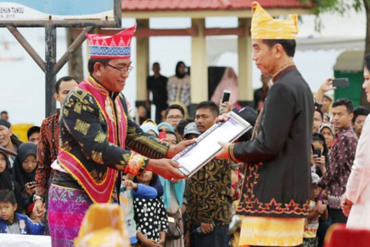 Masyarakat Adat Ogie Bugis di Kabupaten tanah Bumbu, Kalimantan Selatan menyematkan gelar adat Kapiten Lou Pulau kepada Presiden Joko Widodo, Minggu (7/5/2017).