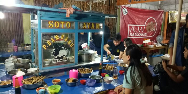 Soto pa Bambang, yang jenis sotonya merupakan Soto Semarang. Ia sudah bejualan selama 20 tahun di kawasan pecinan, Semarang, sampai Jumat, (16/6/2017).