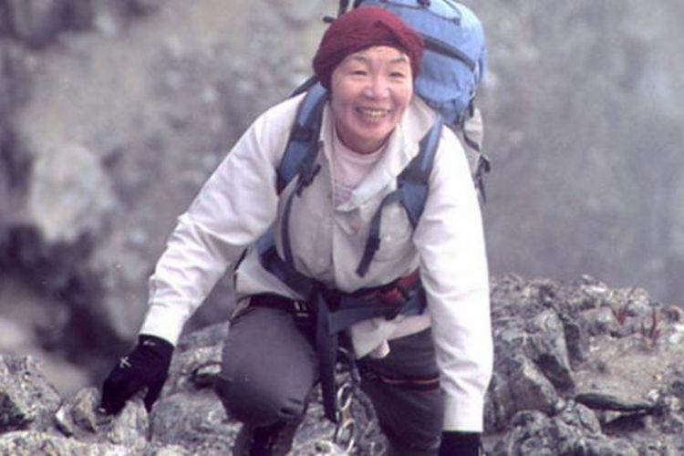 Junko Tabei, perempuan pertama di dunia yang menapakkan kaki di puncak Everest, dari Jepang, meninggal dunia di usia 77 tahun.