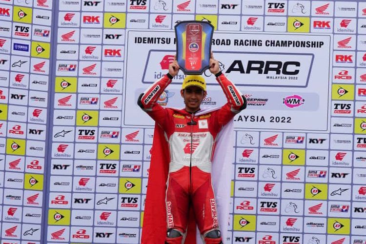 Pebalap Indonesia, Andi Gilang, berhasil meraih podium tertinggi dalam balapan kelas SS600 Asia Road Racing Championship (ARRC) 2022 di Sirkuit Internasional Sepang, Malaysia, Sabtu (8/10/2022).