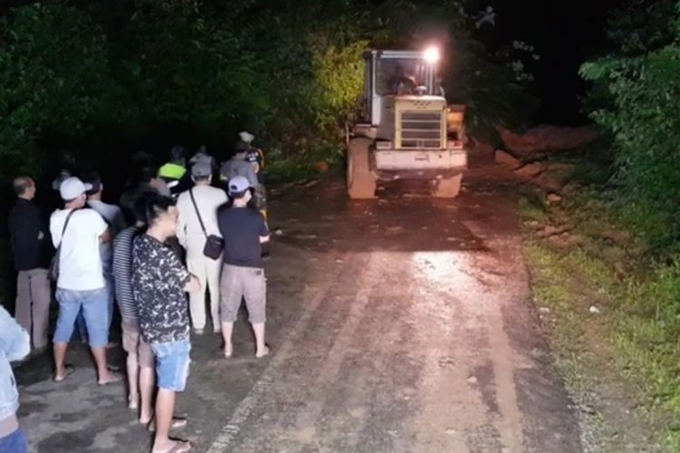 Petugas TNI, Polri, Pemda, BPBD dan warga membersihkan material longsor di Kabupaten Bengkulu Selatan
