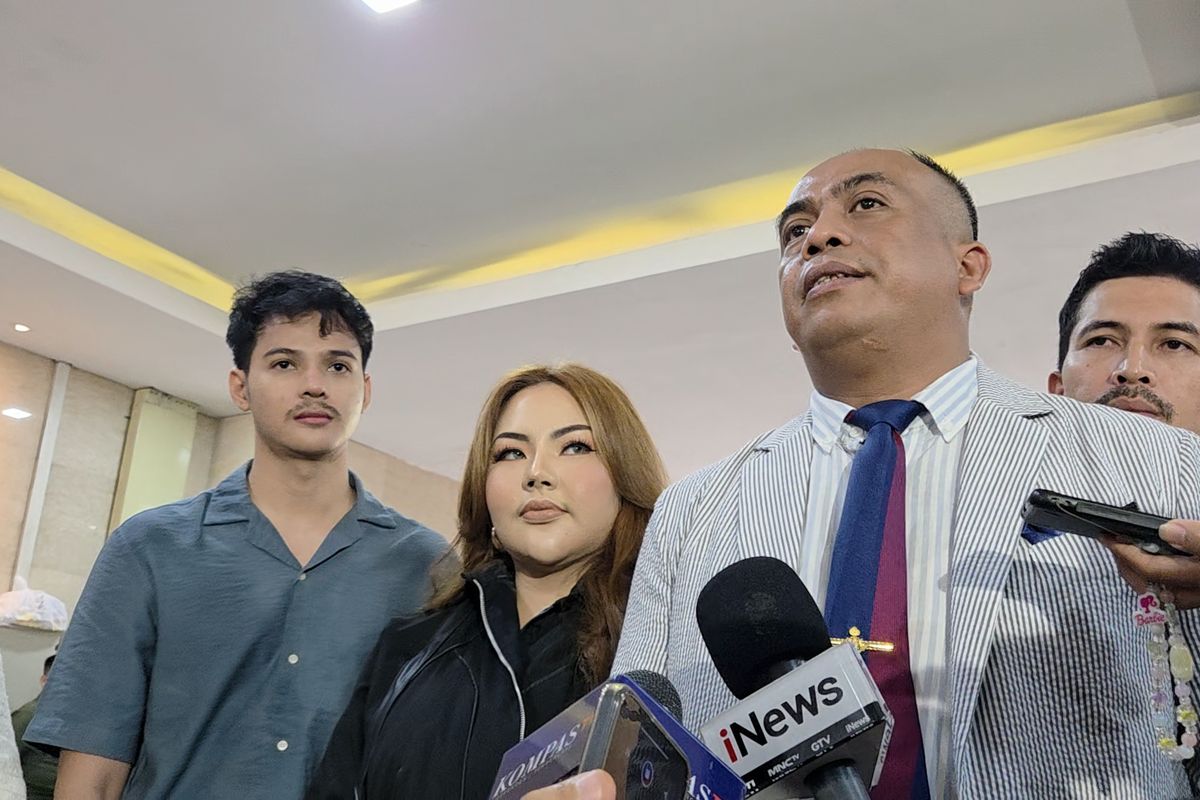 Selebgram Lisa Mariana bersama kuasa hukumnya di Bareskrim Polri, Kamis (11/9/2025)