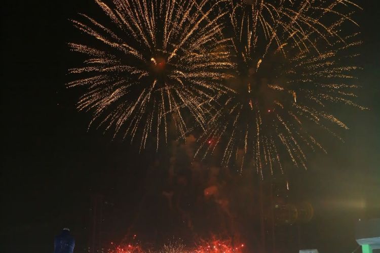 Pesta kembang api, parade karnaval hingga pertunjukkan musik dari musisi kenamaan Indonesia turut memeriahkan perayaan HUT Kota Jakarta di Jakarta Fair Kemayoran pada Selasa (21/6/2022).