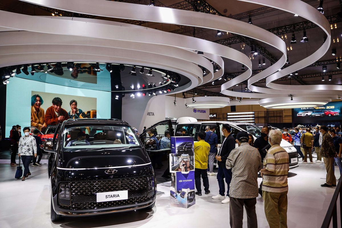 Suasana saat pameran kendaraan Hyundai Motors Indonesia (HMID) dalam gelaran GAIKINDO Indonesia International Auto Show (GIIAS) 2021 di ICE, BSD, Tangerang Selatan, Jumat (12/11/2021).