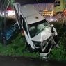 Macet di Pelintasan, Mobil Sigra Tertabrak Kereta hingga Masuk Parit