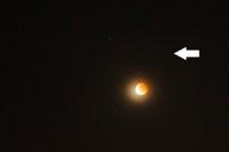 Gerhana Bulan total Rabu (8/10/2014) diabadikan bersama planet Uranus (ditandai anak panah) dari Jember. Uranus tak tampak dengan mata telanjang namun berhasil diabadikan dengan kamera lensa 55 mm, setting ISO tinggi dan long exposure 15 detik. 
