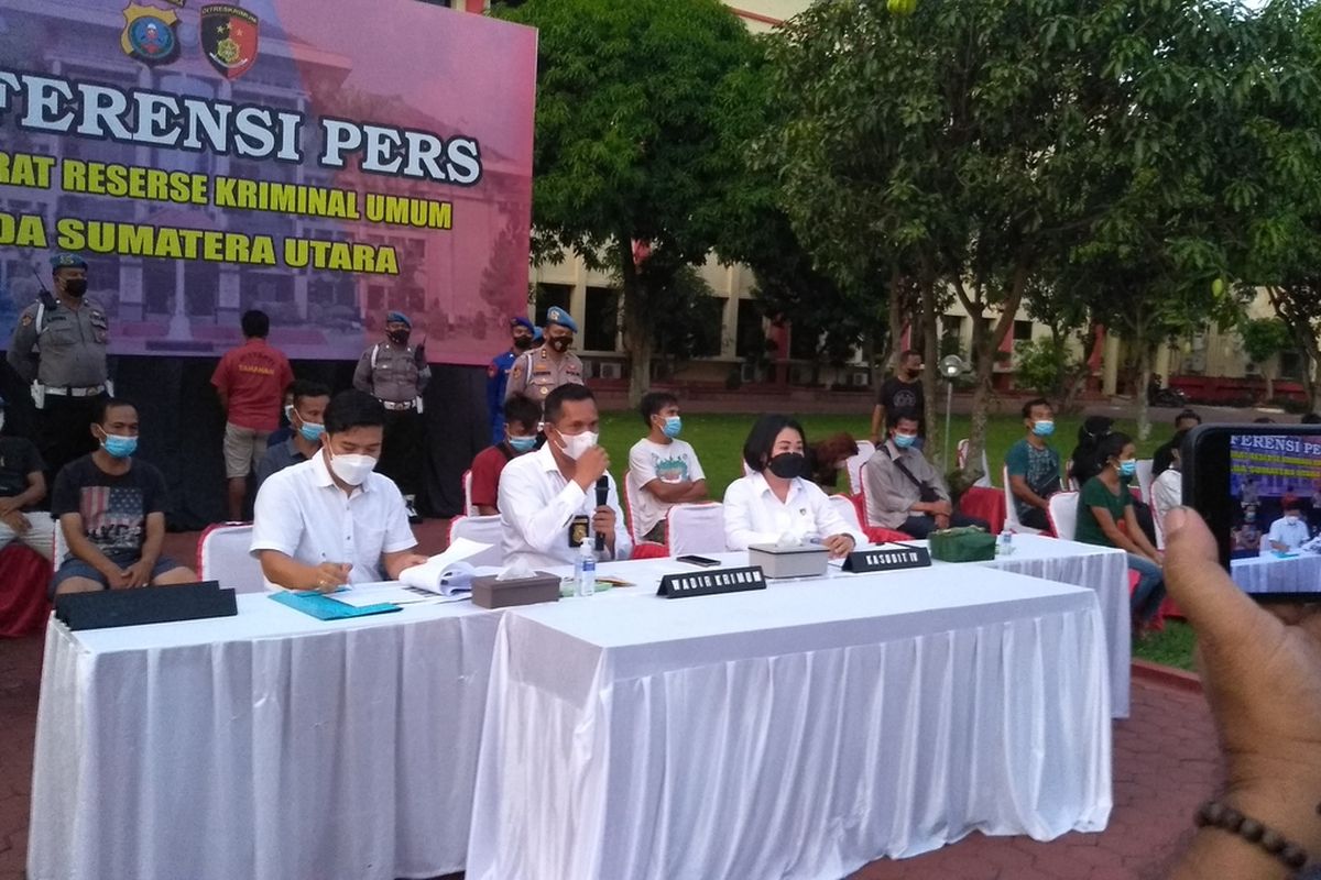 Wakil Direktur Reskrimum Polda Sumut AKBP Alamsyah Parulian Hasibuan mengungkap kasus tenggelamnya kapal pengangkut puluhan pekerja migran Indonesia (PMI) yang akan berangkat ke Malaysia secara ilegal pada Sabtu (19/3/2022). Dalam kasus itu, ada 2 orang warga Sulawesi Selatan dan Nusa Tenggara Timur yang tewas tenggelam. Polisi menahan satu orang nahkoda dan masih melakukan pengejaran terhadap 6 orang lainnya.