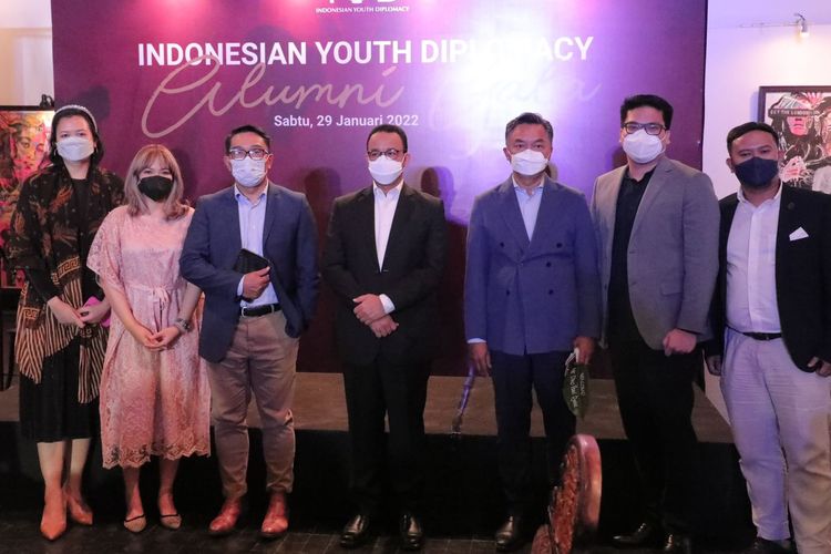 Gubernur DKI Jakarta Anies Baswedan dan  Gubernur Jawa Barat Ridwan Kamil saat menghadiri menghadiri audiensi KTT Y20 (Konferensi Tingkat Tinggi Youth 20) dalam gala dinner yang digelar oleh IYD (Indonesia Youth Diplomacy) di Tugu Kunstkring Paleis, Jakarta Pusat, Sabtu (29/1/2022).