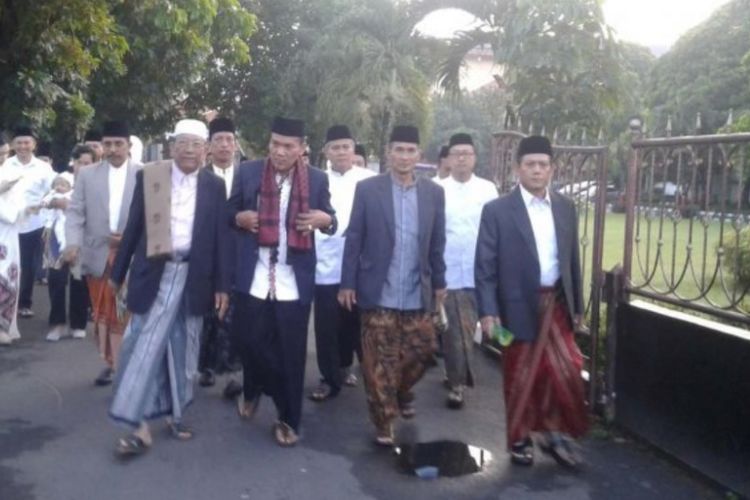 Bupati Kudus Musthofa (dua dari kiri barisan paling depan) saat menuju Masjid Agung Kudus, Minggu (25/6/2017) pagi.