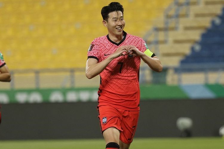 Penyerang Korea Selatan Son Heung-min berselebrasi setelah mencetak gol kedua selama pertandingan sepak bola Kualifikasi Piala Dunia Qatar 2022 zona Asia antara Irak dan Korea Selatan, di Stadion Thani Bin Jassim, pada 16 November 2021.  Terkini, Tottenham sudah menang atas Bournemoth dengan skor 3-2. Laga Bournemouth vs Tottenham diselenggarakn di Stadion Vitality pada Sabtu (29/10/2022). Selepas pertandingan, Son Heung-min memberikan ucapan duka cita atas tragedi Halloween Itaewon.