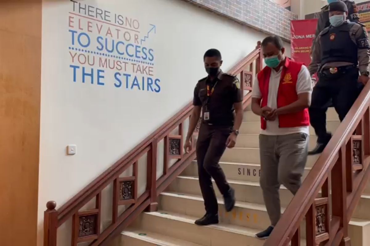 Tersangka NAWP mengenakan rompi tahanan dan diborgol ketika hendak dititipkan ke LP Kelas II B Tabanan, Bali, Senin (11/7/2022). /Dok. Humas Kejari Badung