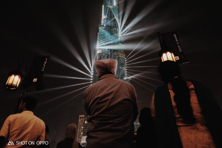 Pertunjukan menawan Burj Khalifa. Diambil dengan fitur night mode Oppo R17 Pro.