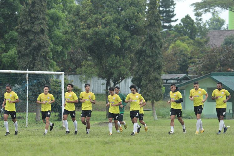 Skuad PS Sleman berlatih untuk laga terakhir Grup C Piala Menpora 2021, Sabtu (3/4/2021). Pada Rabu (7/4/2021), PS Sleman menghadapi Persebaya Surabaya di Stadion Si Jalak Harupat, Bandung, Jawa Barat.

