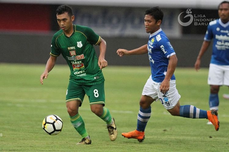 Abdul Aziz (hijau) bergabung dengan Persib Bandung. 