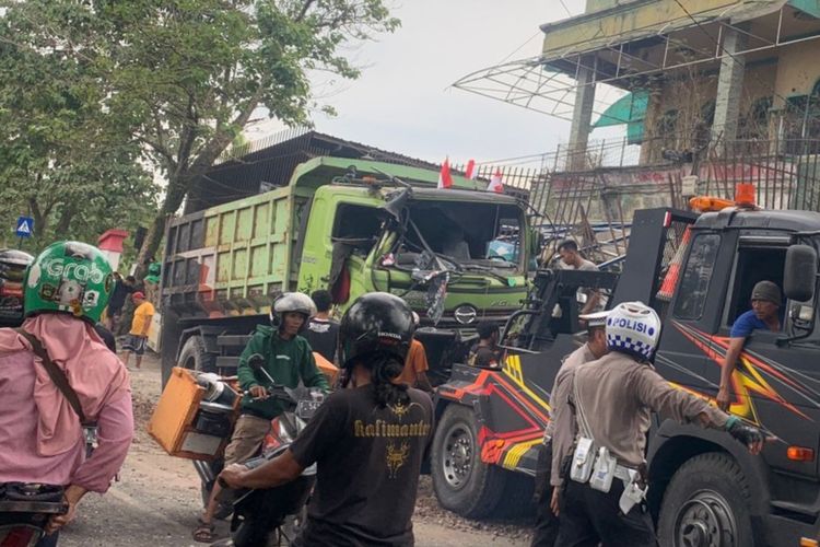 Petugas mengevakuasi sejumlah kendaraan yang terlibat tabrakan di Cianjur, Jawa Barat, Rabu (2/8/2023). Seorang pengendara sepeda motor tewas dalam kejadian ini