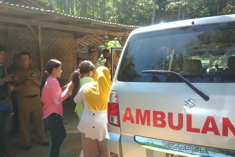 Tim Anti Pasung DIY mengevakuasi Maryani warga Kedungpoh Kulon, Desa Kedungpoh Kecamatan Nglipar, Gunungkidul, Yogyakarta Senin (16/7/2018)